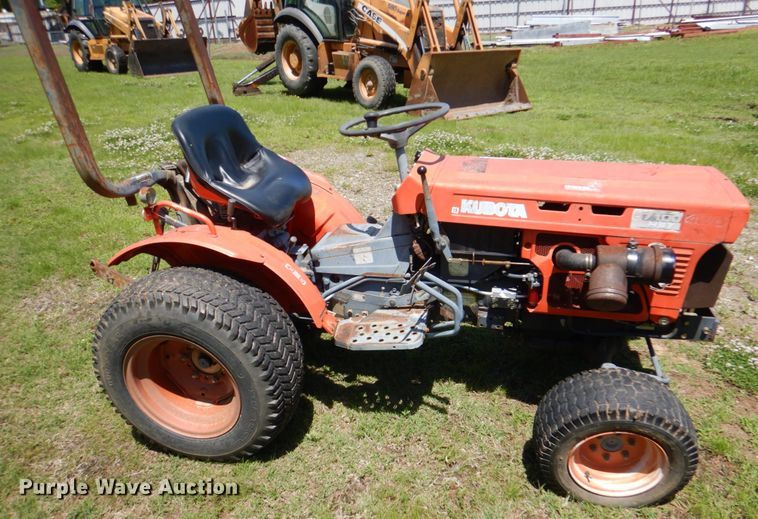 image for item HC9279 Kubota B7100  MFWD tractor
