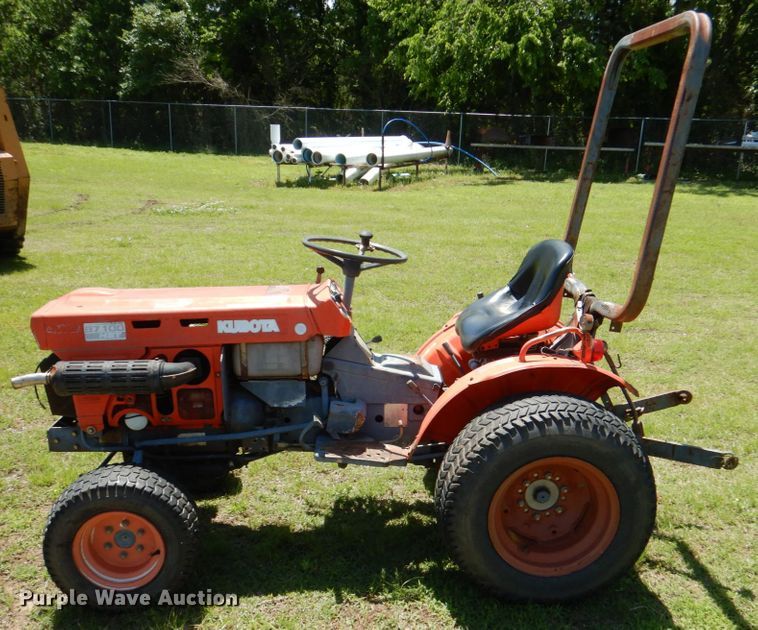 image for item HC9279 Kubota B7100  MFWD tractor