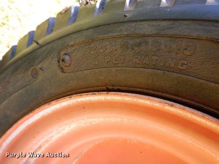 image for item HC9279 Kubota B7100  MFWD tractor