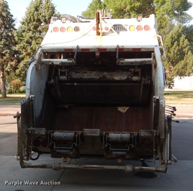 image for item HI9863 2014 Peterbilt 337  refuse truck