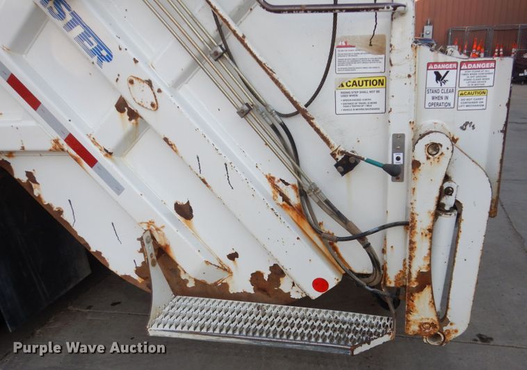 image for item HI9863 2014 Peterbilt 337  refuse truck