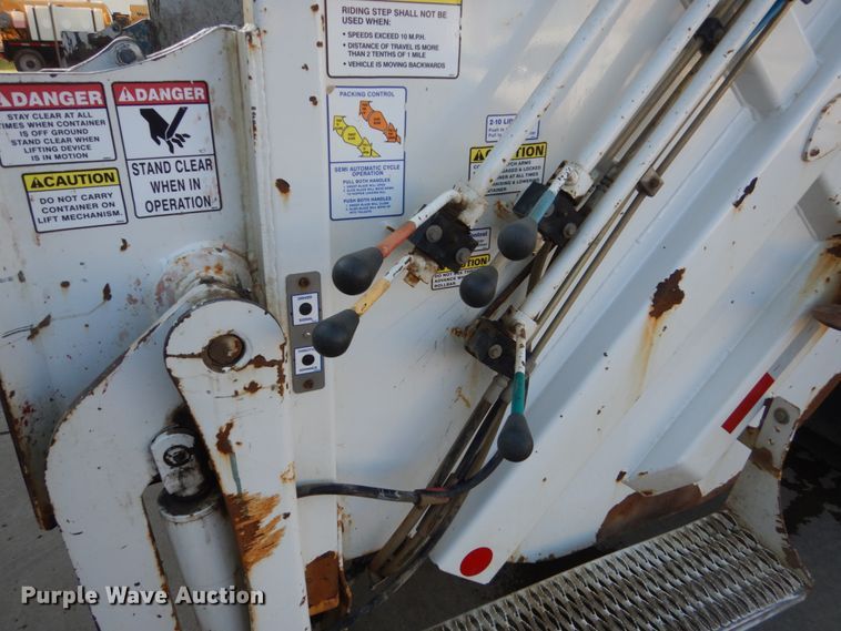 image for item HI9863 2014 Peterbilt 337  refuse truck