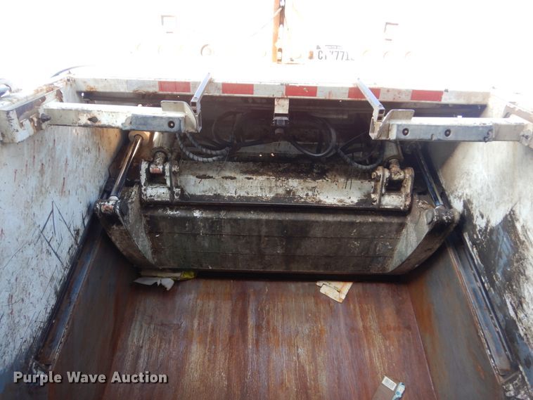 image for item HI9863 2014 Peterbilt 337  refuse truck