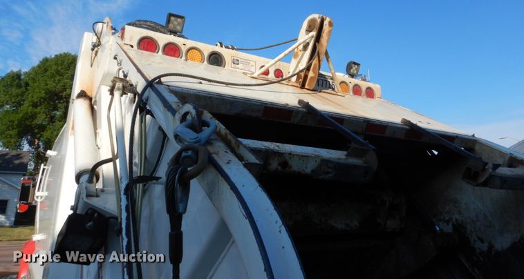 image for item HI9863 2014 Peterbilt 337  refuse truck