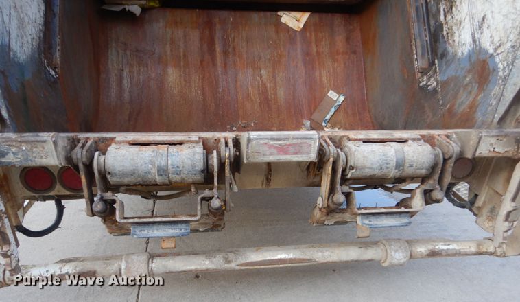 image for item HI9863 2014 Peterbilt 337  refuse truck