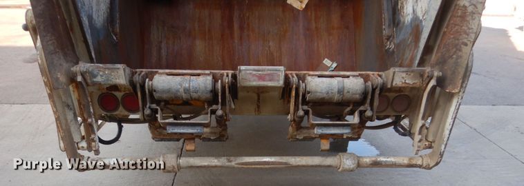 image for item HI9863 2014 Peterbilt 337  refuse truck