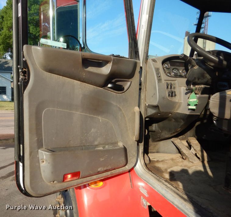 image for item HI9863 2014 Peterbilt 337  refuse truck