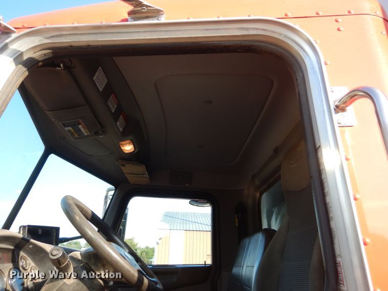 image for item HI9863 2014 Peterbilt 337  refuse truck