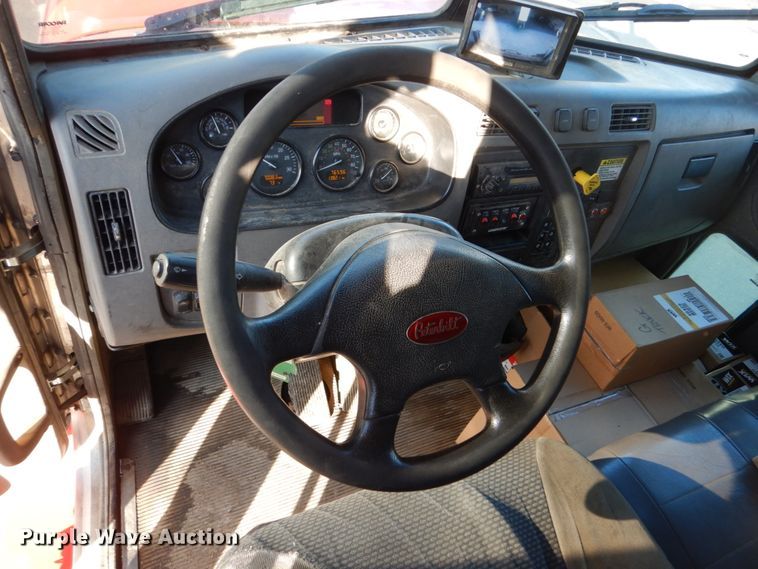 image for item HI9863 2014 Peterbilt 337  refuse truck