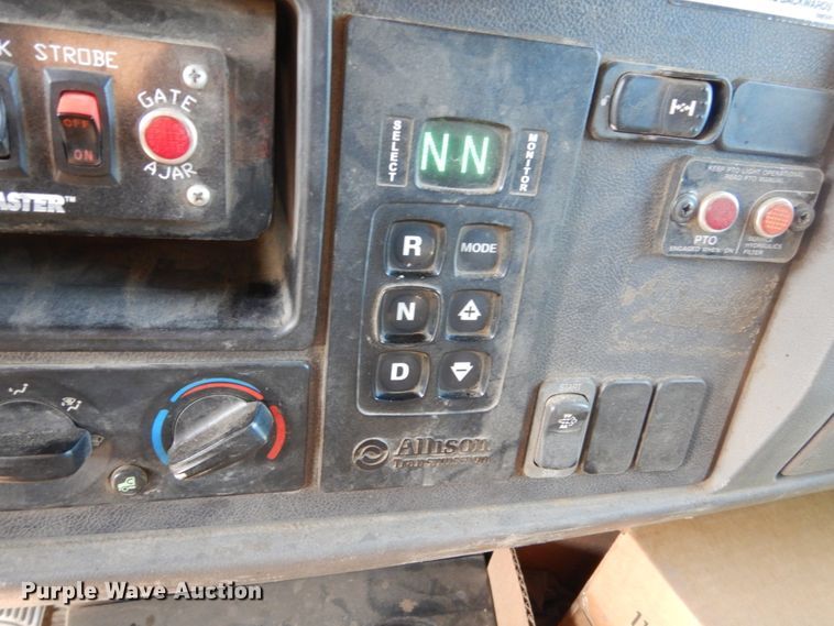 image for item HI9863 2014 Peterbilt 337  refuse truck