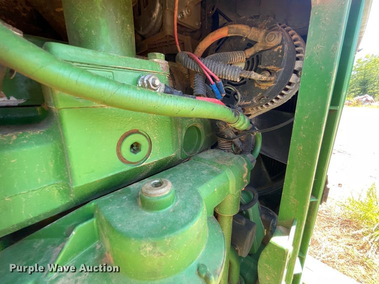 image for item IC9455 2002 John Deere 6405  tractor