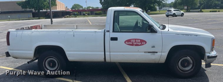 image for item IC9482 1993 GMC Sierra 2500  pickup truck