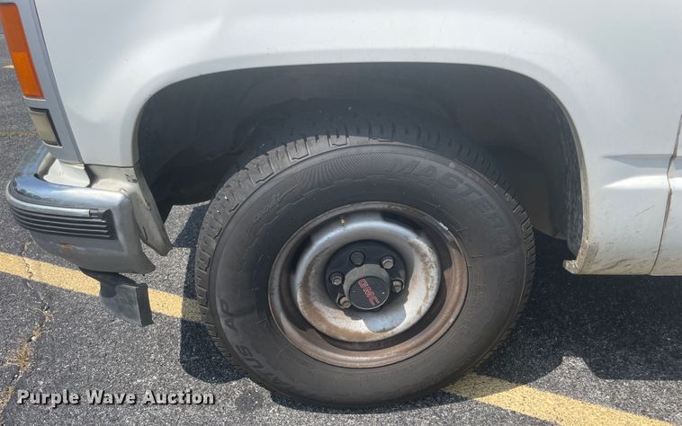 image for item IC9482 1993 GMC Sierra 2500  pickup truck