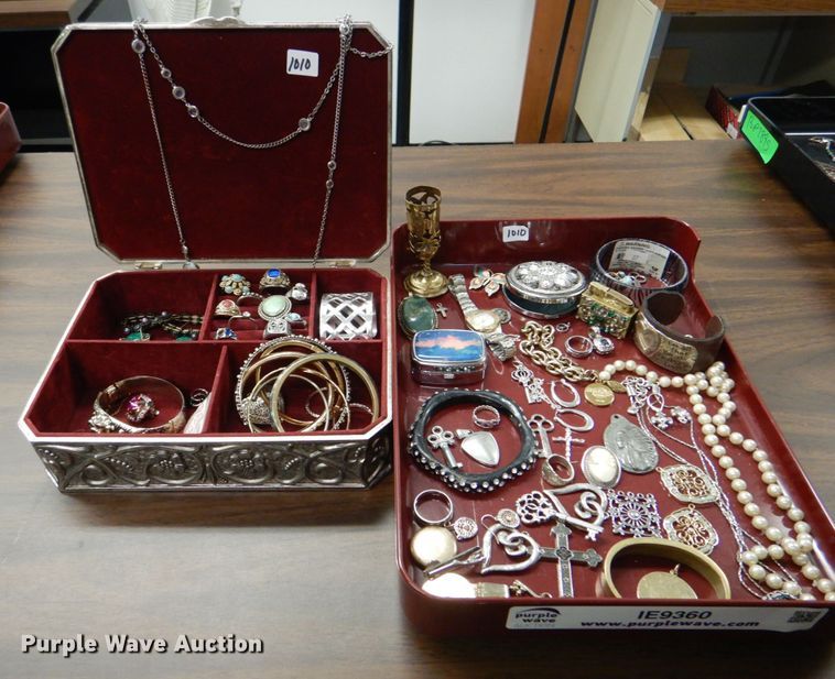 image for item IE9360 Jewelry box with jewelry