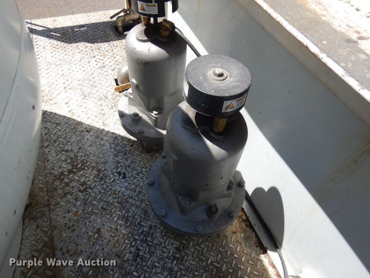 image for item IL9825 2002 Chevrolet T7500  paint striper truck