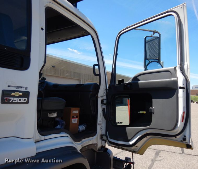 image for item IL9825 2002 Chevrolet T7500  paint striper truck