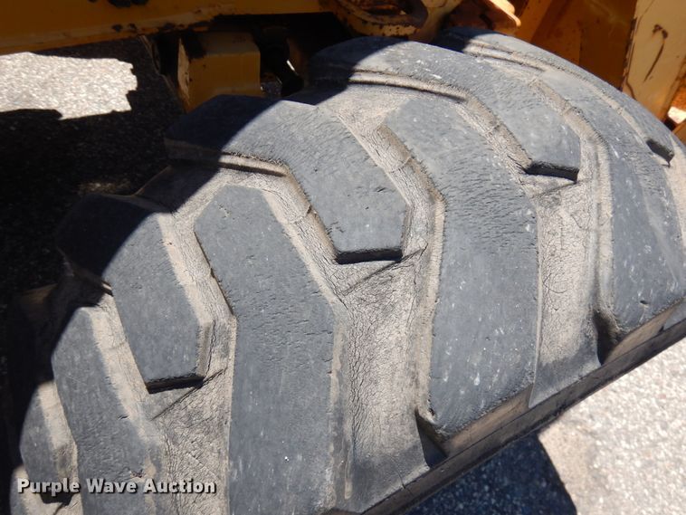 image for item IL9826 1999 John Deere 310E  backhoe