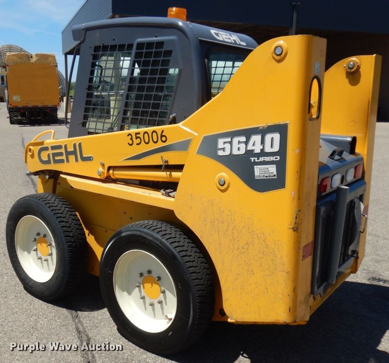 image for item IL9827 2005 Gehl 5640  skid steer loader