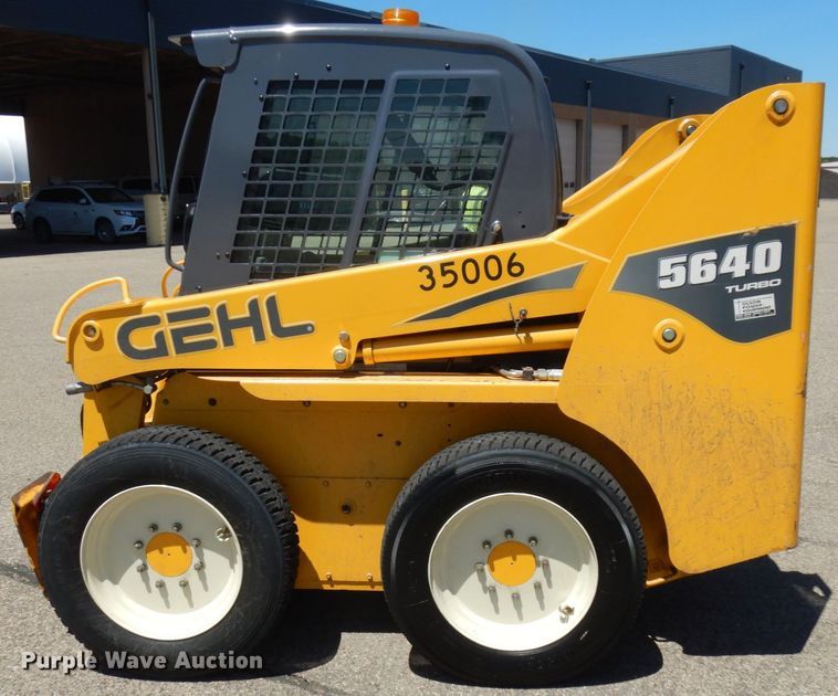image for item IL9827 2005 Gehl 5640  skid steer loader