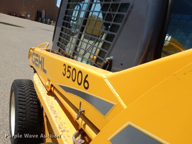 image for item IL9827 2005 Gehl 5640  skid steer loader