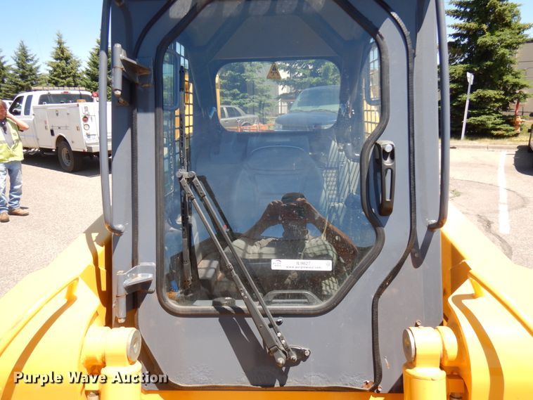 image for item IL9827 2005 Gehl 5640  skid steer loader