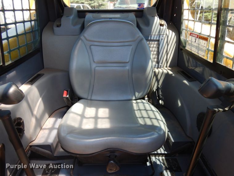 image for item IL9827 2005 Gehl 5640  skid steer loader