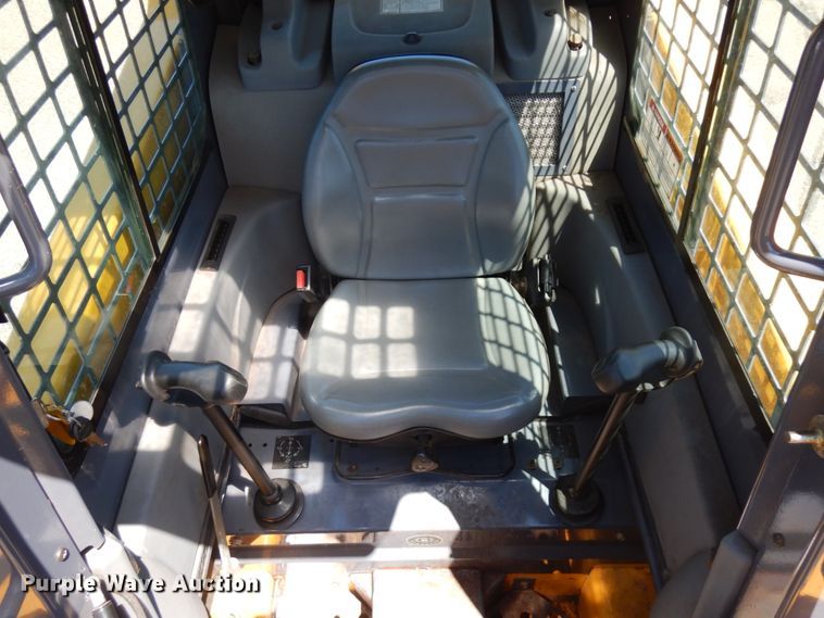 image for item IL9827 2005 Gehl 5640  skid steer loader