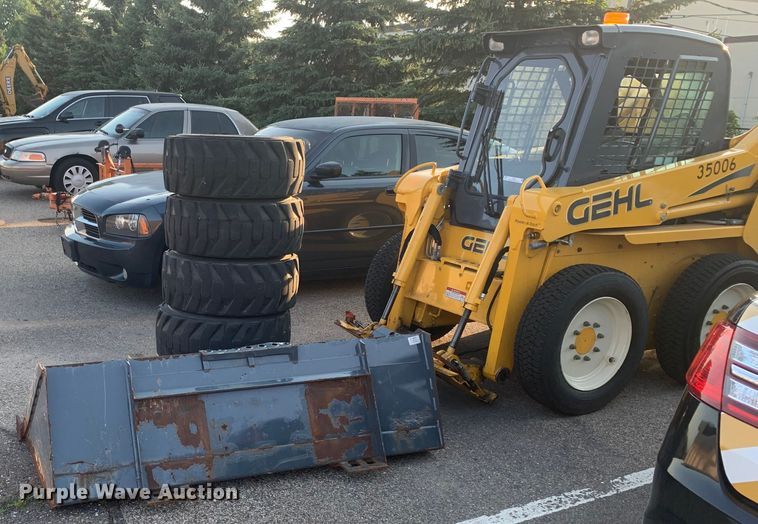 image for item IL9827 2005 Gehl 5640  skid steer loader