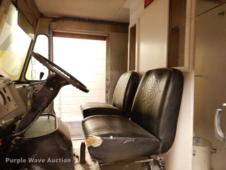 image for item IQ9640 1986 Ford E350  emergency support truck