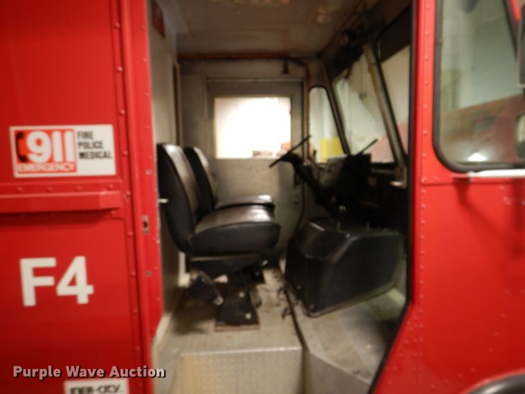 image for item IQ9640 1986 Ford E350  emergency support truck