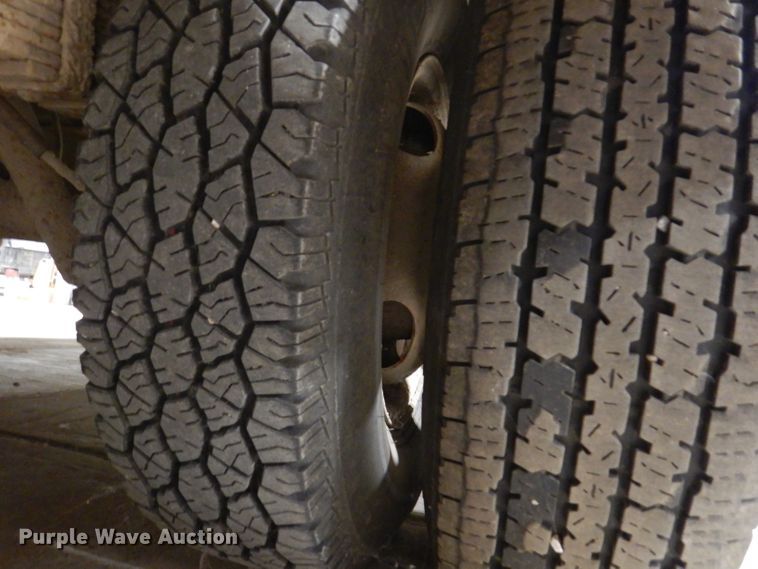 image for item IQ9640 1986 Ford E350  emergency support truck