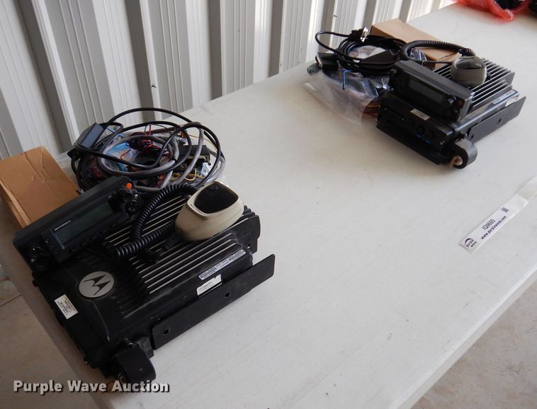 image for item IQ9685 (7) Motorola radios