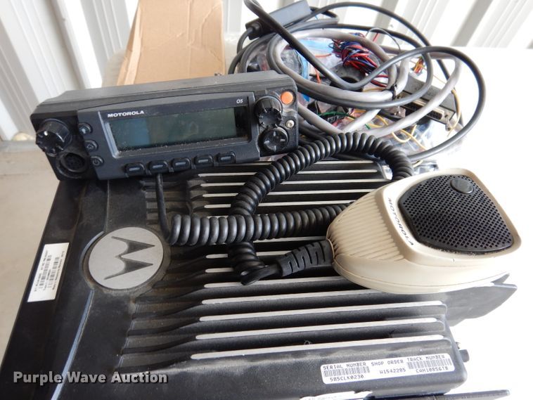 image for item IQ9685 (7) Motorola radios
