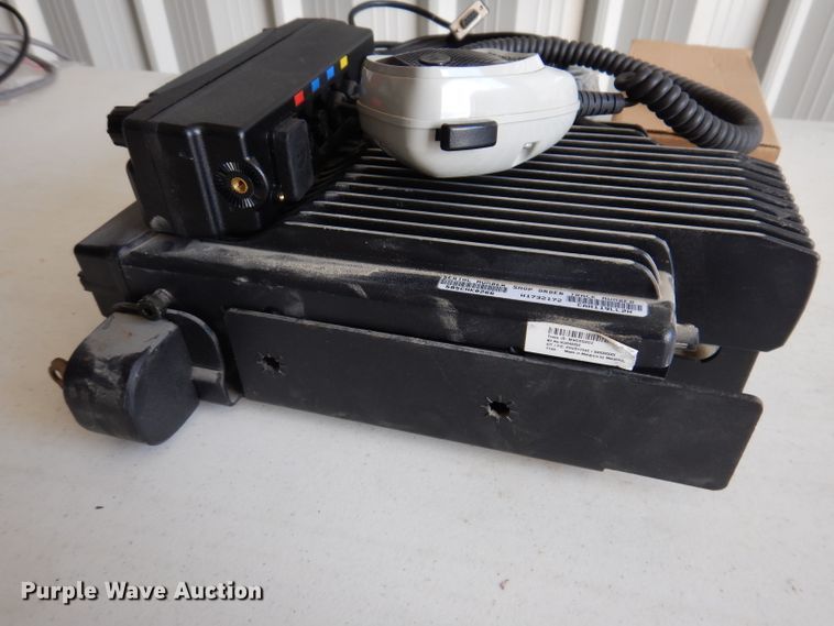 image for item IQ9685 (7) Motorola radios