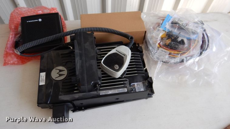 image for item IQ9685 (7) Motorola radios