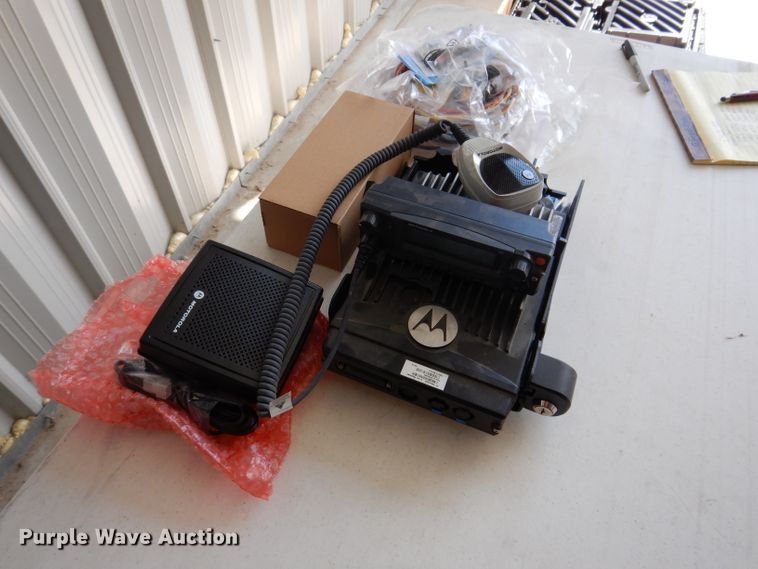 image for item IQ9685 (7) Motorola radios