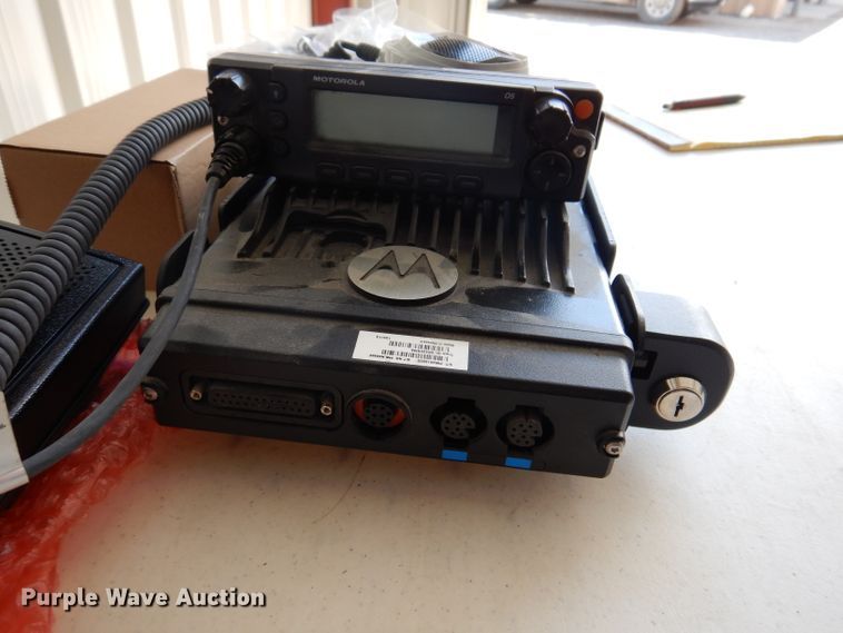 image for item IQ9685 (7) Motorola radios
