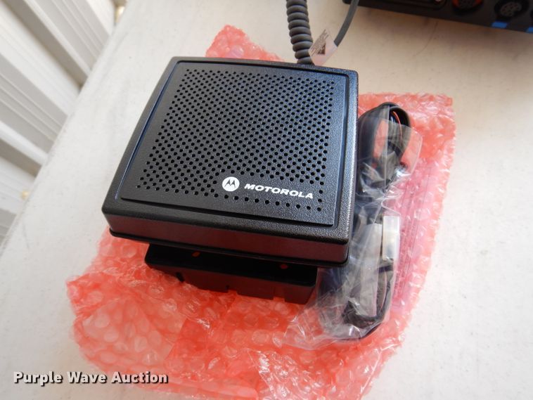 image for item IQ9685 (7) Motorola radios