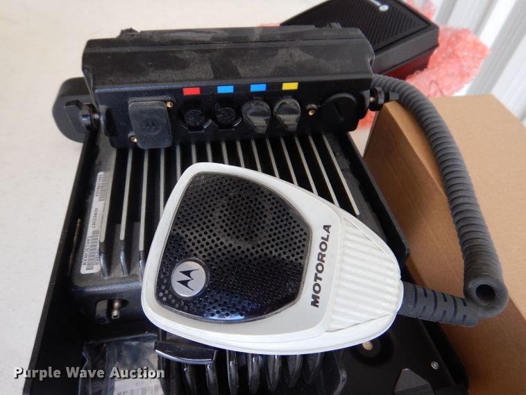 image for item IQ9685 (7) Motorola radios