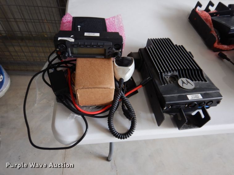 image for item IQ9685 (7) Motorola radios