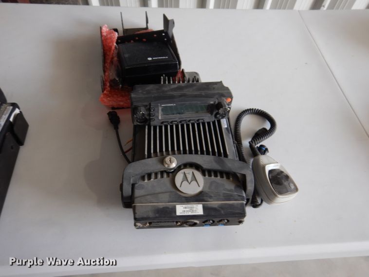 image for item IQ9685 (7) Motorola radios