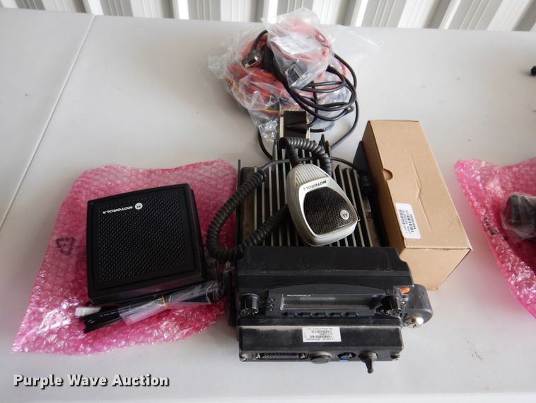 image for item IQ9685 (7) Motorola radios