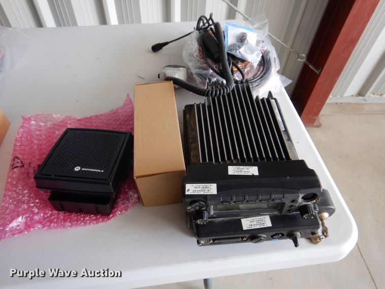 image for item IQ9685 (7) Motorola radios
