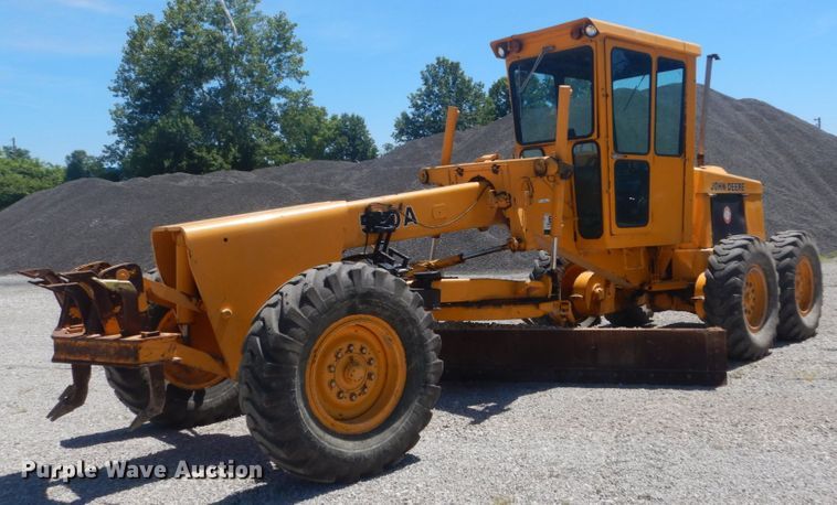 image for item IT9198 1984 John Deere 570A  motor grader