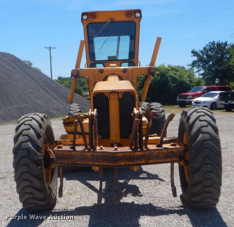 image for item IT9198 1984 John Deere 570A  motor grader