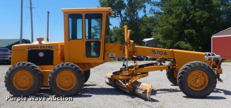 image for item IT9198 1984 John Deere 570A  motor grader