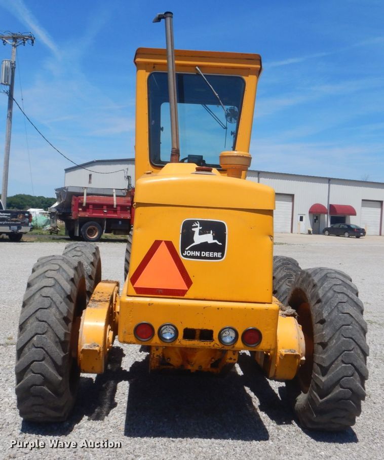 image for item IT9198 1984 John Deere 570A  motor grader