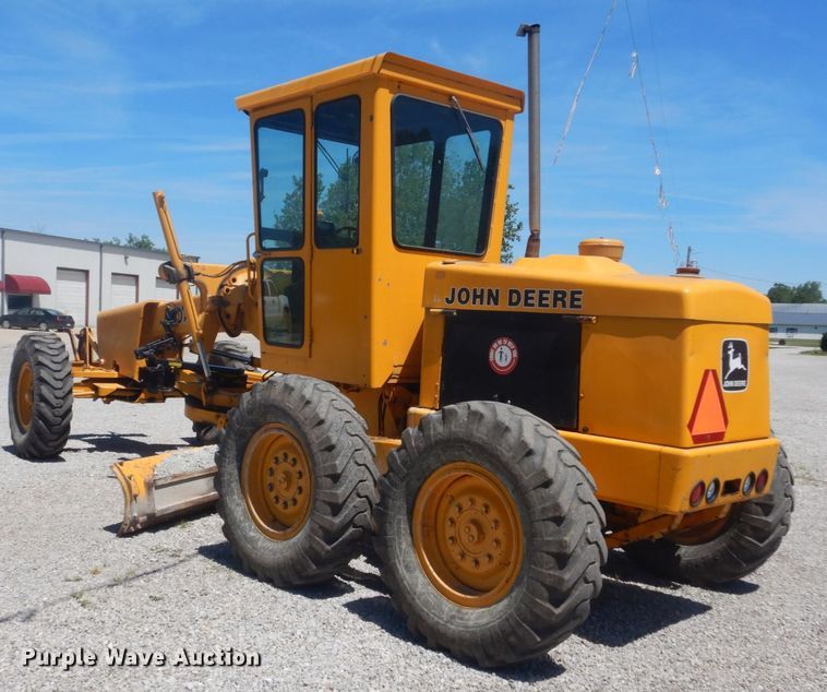 image for item IT9198 1984 John Deere 570A  motor grader