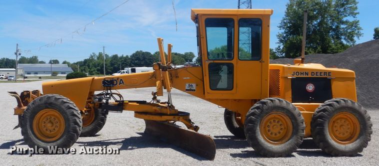 image for item IT9198 1984 John Deere 570A  motor grader