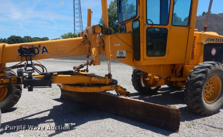 image for item IT9198 1984 John Deere 570A  motor grader